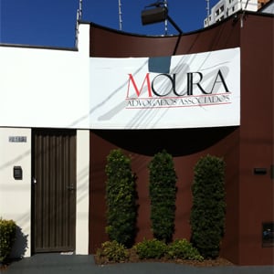 Três pequenos pinheiros ambientam a entrada do escritório de Piracicaba/SP. 