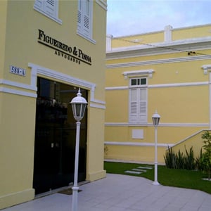 O casarão antigo situado no coração da capital sergipana, Aracaju, que abriga o escritório de advocacia, preserva a arquitetura da época de sua construção.