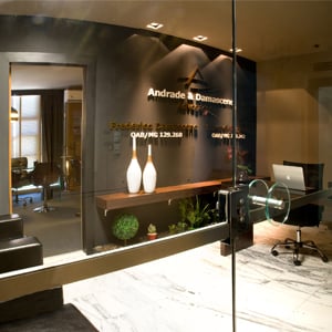 Em tradicional edifício de Governador Valadares/MG, o nome do escritório é evidenciado pelo jogo de luz e sombra.