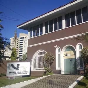 Na alameda situada no coração da florida Blumenau/SC, o escritório, em dia de sol de inverno, apresenta nova sede. 