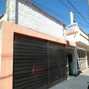 Uma proteção de ferro preta esconde o interior da banca de Taquaritinga/SP. 