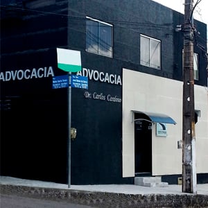 A fachada é preta, o que confere ao escritório de Natal/RN elegância, discrição e modernidade.