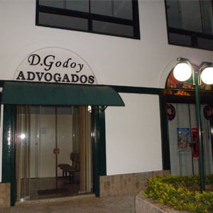 O poste de luz localizado no canteiro ilumina a frente do simpático escritório de Águas de Lindóia/SP. 