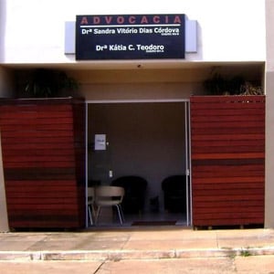 Placas de madeira fecham a entrada do escritório de Vilhena/RO. 