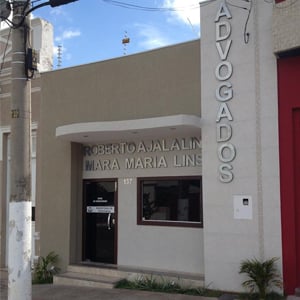 Às margens do rio Paraguai, Corumbá/MS é conhecida como Cidade Branca. O escritório faz jus ao nome pelas cores claras em sua fachada, que demonstram seriedade e clareza. 