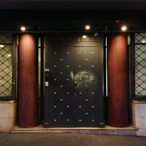 Detalhes em ferro sobressaem na porta do escritório da capital uruguaia, Montevidéu. 