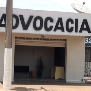 Na recepção do escritório de Monte Alegre de Minas/MG, o vaso com as espadas-de-são-jorge protege o ambiente, segundo lenda antiga.