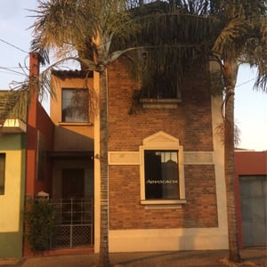 As palmeiras imperiais ornamentam a fachada de tijolinhos à vista do escritório de Rio Claro/SP.