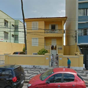 Na cidade do carnaval, Salvador/BA, o amarelo realça a fachada do escritório. 