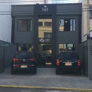 Totalmente na cor preta, a fachada da banca de Sorocaba/SP se destaca pela elegância e impacto na arquitetura. 