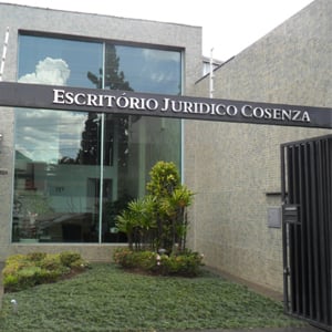 Do arquitetado jardim é possível notar, pelos vidros da fachada, o interior do elegante escritório de São Paulo/SP. 