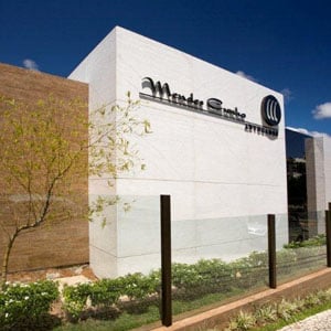 Instalado em uma estrutura moderna, o escritório de Natal/RN se destaca pelo bem cuidado jardim.