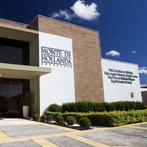 O céu azul e o bem cuidado jardim diante do escritório de Natal/RN faz desta fachada um belo cartão postal. 