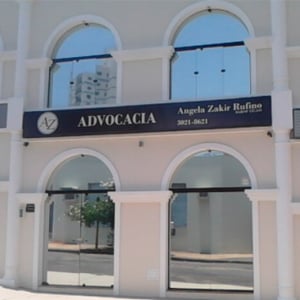 Os estilos clássico e moderno se concentram nas janelas arredondadas e espelhadas do escritório de Bauru/SP. 