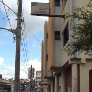 Na movimentada avenida de Araguari/MG é possível notar o escritório no segundo andar do prédio. 
