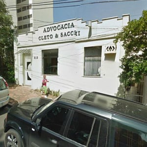 Entre frondosas árvores, a cor branca do escritório de Piracicaba/SP suaviza a fachada. 