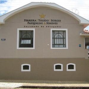 Lá para as bandas de Minas Gerais, em terra cafeeira, o escritório de Guaxupé se destaca pelos detalhes arquitetônicos.