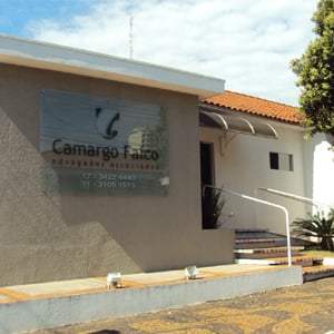 As placas de vidro evidenciam a fachada do escritório de Votuporanga/SP. 