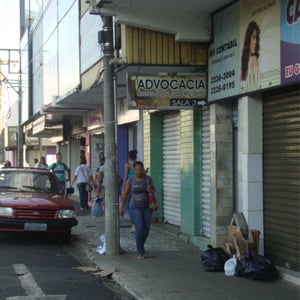 Em meio ao movimento de estabelecimentos comerciais, nota-se a placa do escritório mineiro de Uberlândia.