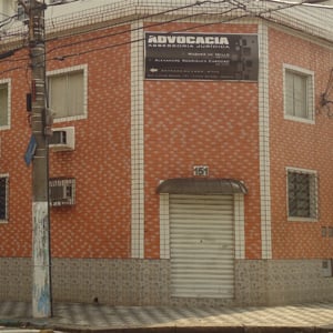 A grande construção de tijolos à vista abriga um escritório da portuária Santos/SP.