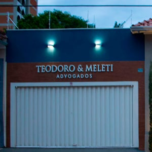 As luzes externas realçam a fachada do escritório de Franca/SP e estilizam o pequeno jardim.