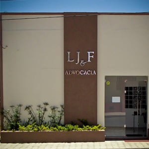 O canteiro com plantas bem verdes alegra a fachada do escritório de Maracás/BA, Cidade das Flores. 