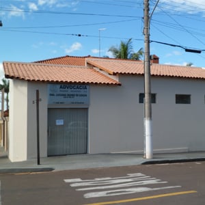 Com parada obrigatória na esquina, quem passa já avista o escritório na tranquila Tupi Paulista/SP.