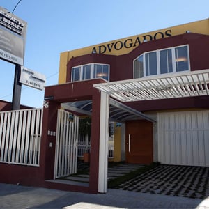 No chão da garagem do escritório de Curitiba/PR, a grama nasceu em espaços entre o cimento, formando um grande tapete.