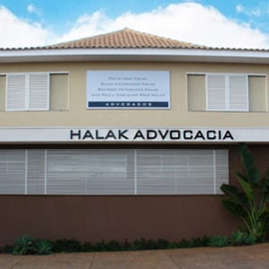 O azul do céu e o verde dos canteiros alegram o cenário da fachada da banca de Ribeirão Preto/SP.