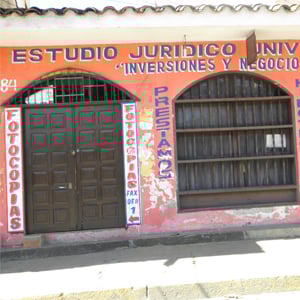 Em terras de Evo Morales, o escritório de cores fortes e detalhes em madeira harmoniza com o clima quente de Santa Cruz de la Sierra/Bolívia.