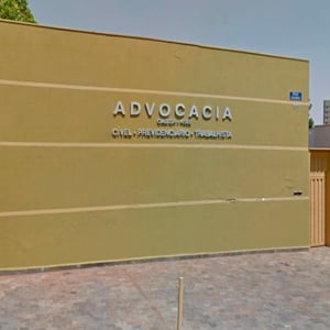 Com estacionamento à frente, a fachada da banca de Ribeirão Preto/SP chama a atenção pelo tom amarelo, que contrasta com o letreiro prateado. 