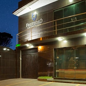 O brasão e as cores da fachada realçam a identidade visual do escritório de Recife/PE transmitindo aos clientes uma imagem de seriedade e compromisso. 