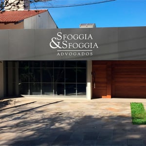 Na capital dos gaúchos, Porto Alegre/RS, a fachada do escritório mescla revestimentos conferindo à banca um toque de modernidade e aconchego.