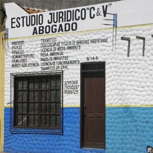 Quem olha a parede do escritório da maior cidade da Bolívia, Santa Cruz de la Sierra, percebe uma textura diferente; as pedras conferem uma impressão em alto relevo.