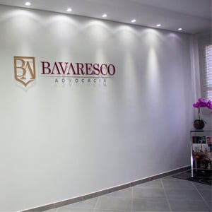 O logo do escritório, localizado em prédio empresarial na cidade de Assis/SP, é realçado pelo efeito da iluminação que impacta o ambiente. 