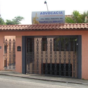 Grades trabalhadas protegem a frente do escritório de São Paulo/SP. 