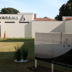 No amplo gramado do escritório de Naviraí/MS, uma placa acrílica destaca o nome da banca. 