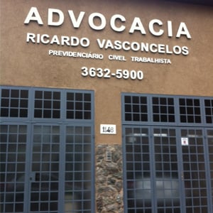 Entre as portas de vidro da banca de Ribeirão Preto/SP, um detalhe de ardósia incrementa a fachada. 