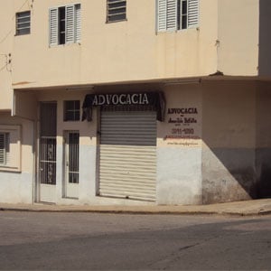No toldo do escritório de Caxambu/MG, a palavra advocacia é estampada em letras garrafais. 