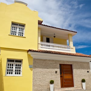 Na primeira capital do Brasil, Salvador/BA, o amarelo, presente nos canteiros floridos e na fachada do escritório, transmite alegria e simboliza o verão da região. 