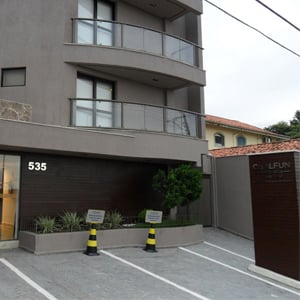 O revestimento de madeira confere elegância à banca de Varginha/MG. 