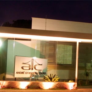 O vidro e o mármore realçam a fachada da banca de Pedro Leopoldo/MG. 