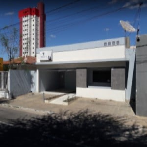 O bom tempo paraibano destaca a fachada do escritório em Patos/PB.