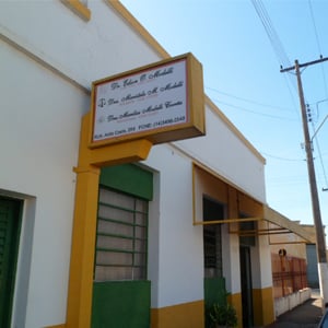 Representando o Brasil, o verde e o amarelo sobressaem na fachada do escritório de Tupã/SP. 