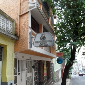 No primeiro andar do pequeno prédio, as iniciais do nome do advogado formam o nome do escritório de Juiz de Fora/MG. 