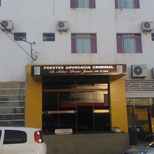 Faixas em tom mostarda realçam a fachada do escritório de Foz do Iguaçu/PR, Terra das Cataratas. 