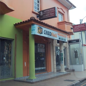 Localizado no centro da Cidade dos Ipês, em São Sebastião do Paraíso/MG, o escritório mescla o moderno, as cores vivas, com o clássico, a arquitetura antiga do prédio. 