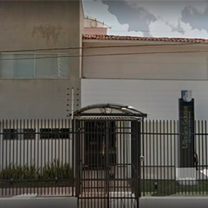 A paleta de cores neutras confere à banca de São Luís/MA um ar de seriedade e sobriedade.