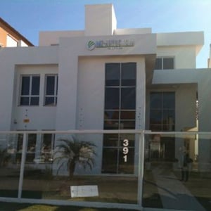 O escritório Moncks, Zibetti & Cagol Advocacia de Pelotas/RS é realçado pela estrutura moderna e paredes de vidro, em sua nova sede. 