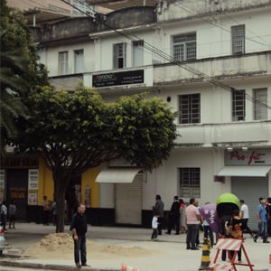 Do calçadão da praça central de São Roque/SP é possível notar a placa do escritório no segundo andar do antigo prédio. 